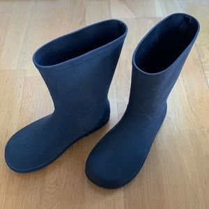 Boys or girls rain boots. Size 13.
